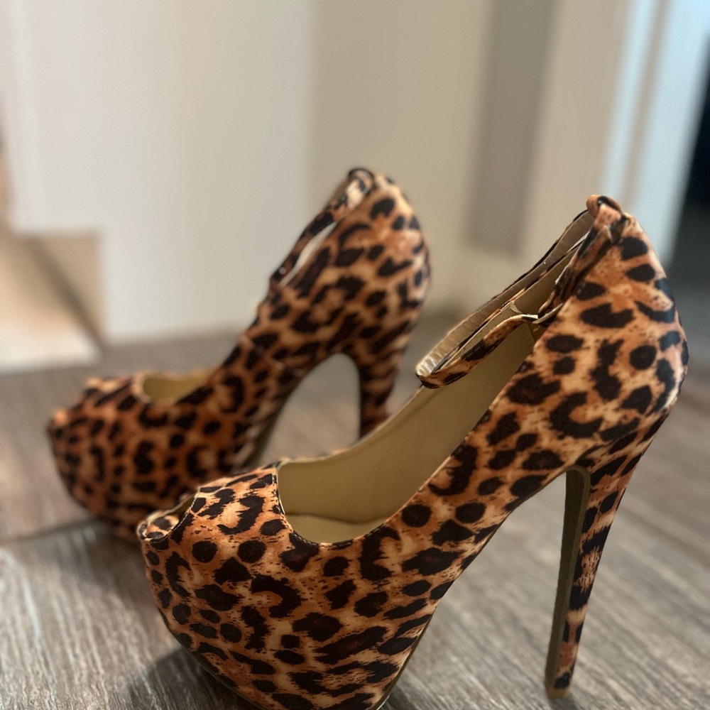 Chic Leopard Print Peep Toe Heels